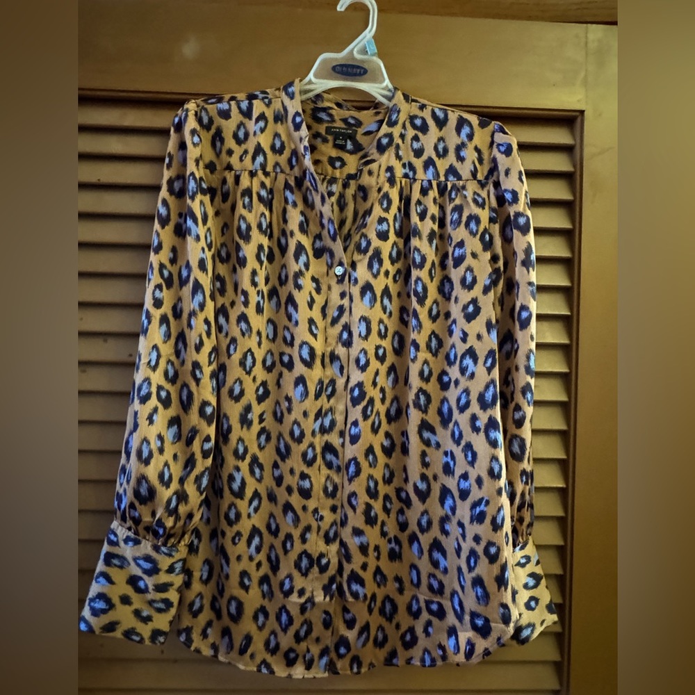 Ann Taylor leopard print blouse. Machine washable.